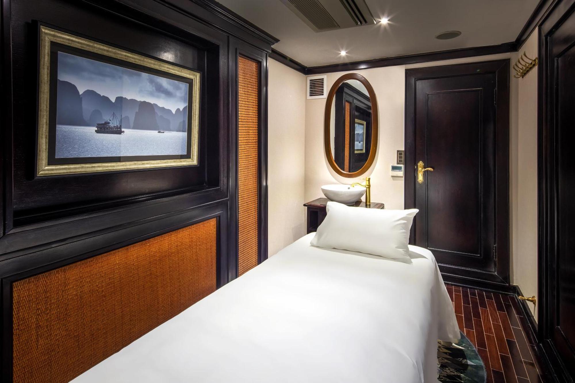 Ambassador Cruise Halong Bay Hotel Ha Long Buitenkant foto